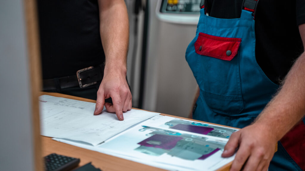 Arbeitsvorbereitung mit technischer Zeichnung bei Forma Maschinenbau